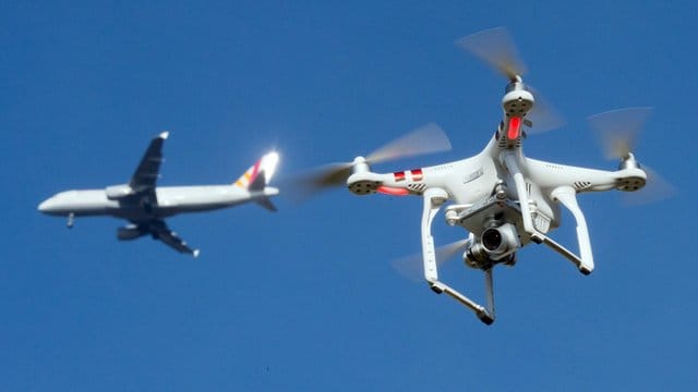 Nach einer Drohnensichtung ist der Flugbetrieb am Frankfurter Flughafen zunächst eingestellt worden.
