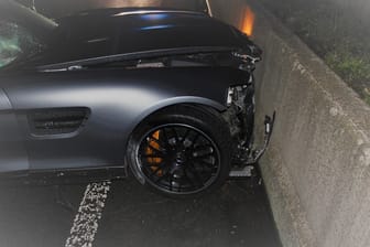 Das Unfallfahrzeug: Der 510 PS starke Mercedes AMG GT S wurde von einem Fahranfänger geschrottet.