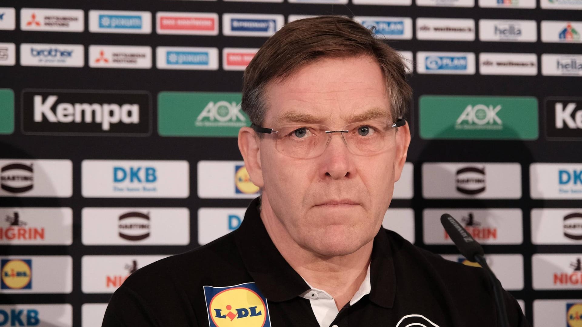 Alfred Gislason bei der PK zur Handball Olympia-Qualifikation der Männer: Beim Länderspiel gegen die Niederlande feiert der Isländer sein Debüt auf der Deutschen Trainerbank.