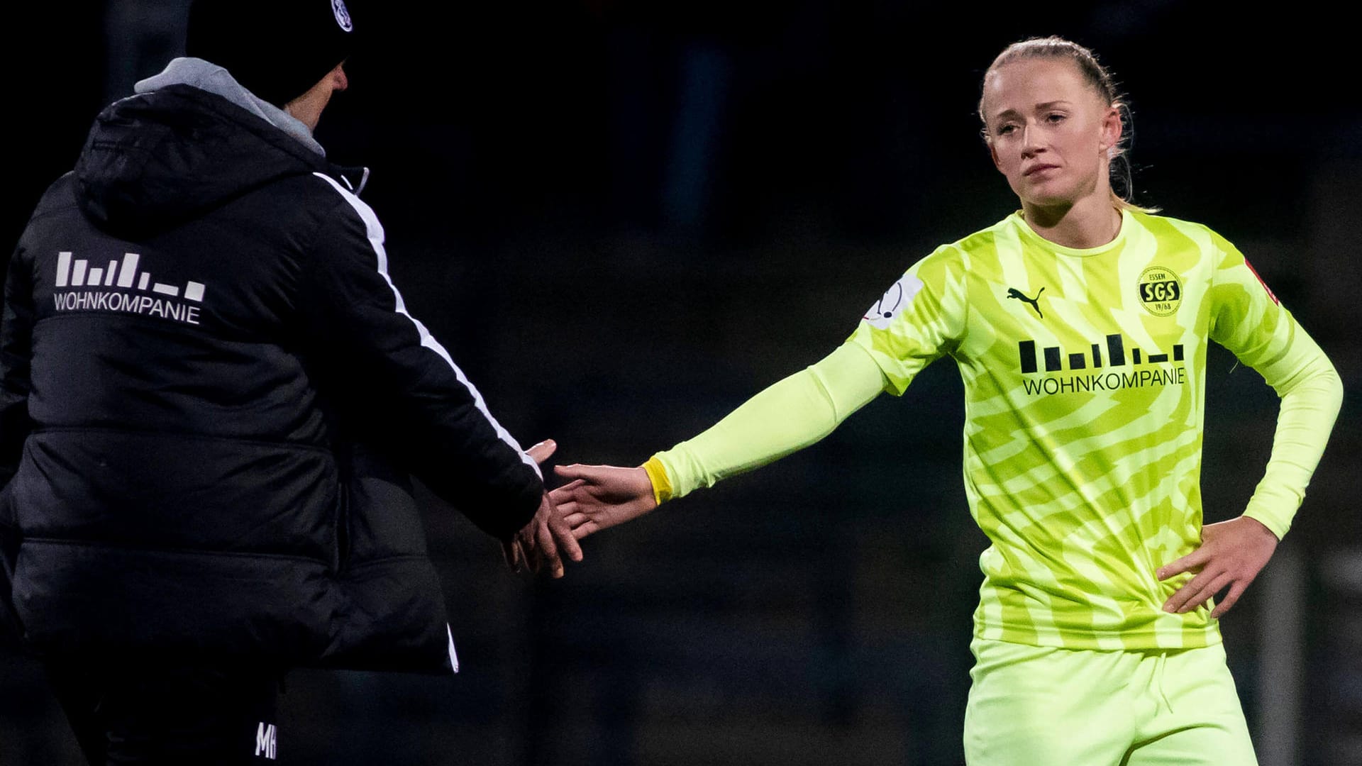 Trainer Markus Högner reicht Lea Schüller die Hand: Am 22. März trifft die SGS Essen erneut auf Turbine Potsdam.