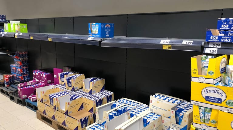 Leere Regale in einem Supermarkt in Schwäbisch Gmünd: Viele Verbraucher decken sich aus Angst vor dem Coronavirus mit Lebensmitteln ein.