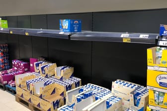 Leere Regale in einem Supermarkt in Schwäbisch Gmünd: Viele Verbraucher decken sich aus Angst vor dem Coronavirus mit Lebensmitteln ein.