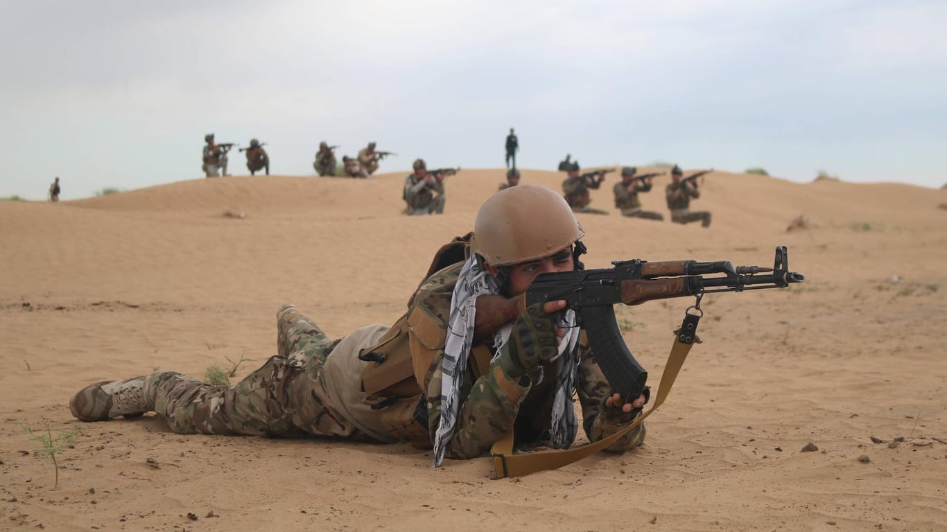 Ein Soldat der afghanischen Sicherheitskräfte: Das Abkommen mit den USA bezieht sich nur auf internationale Einheiten.