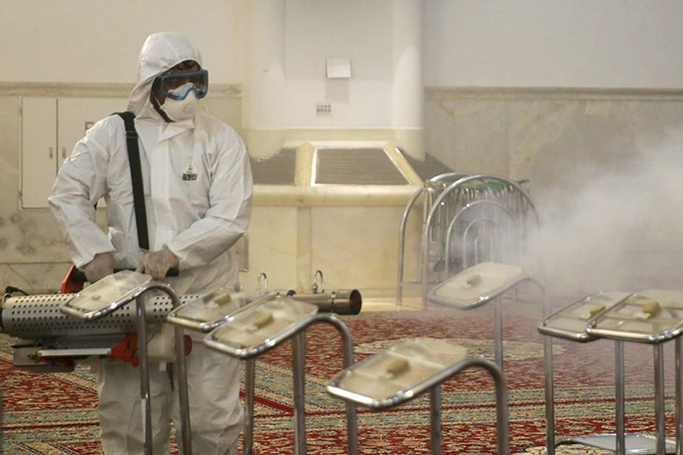 Moschee im nordöstlichen Maschhad: Helfer im Iran versprühen im Kampf gegen den neuartigen Coronavirus Desinfektionsmittel.