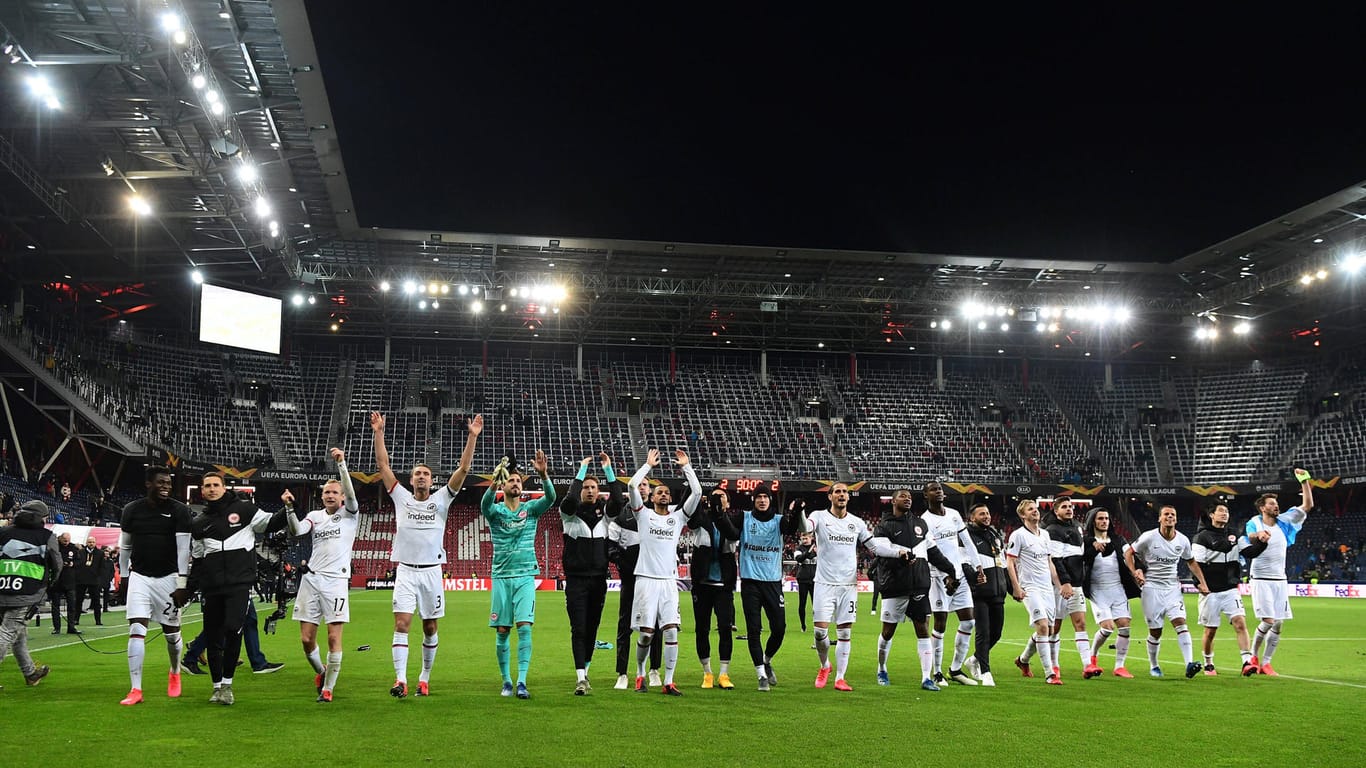 Eintracht-Spieler freuen sich nach dem Sieg gegen RB Leipzig: Das Europa-League-Spiel konnte die SGE für sich entscheiden.
