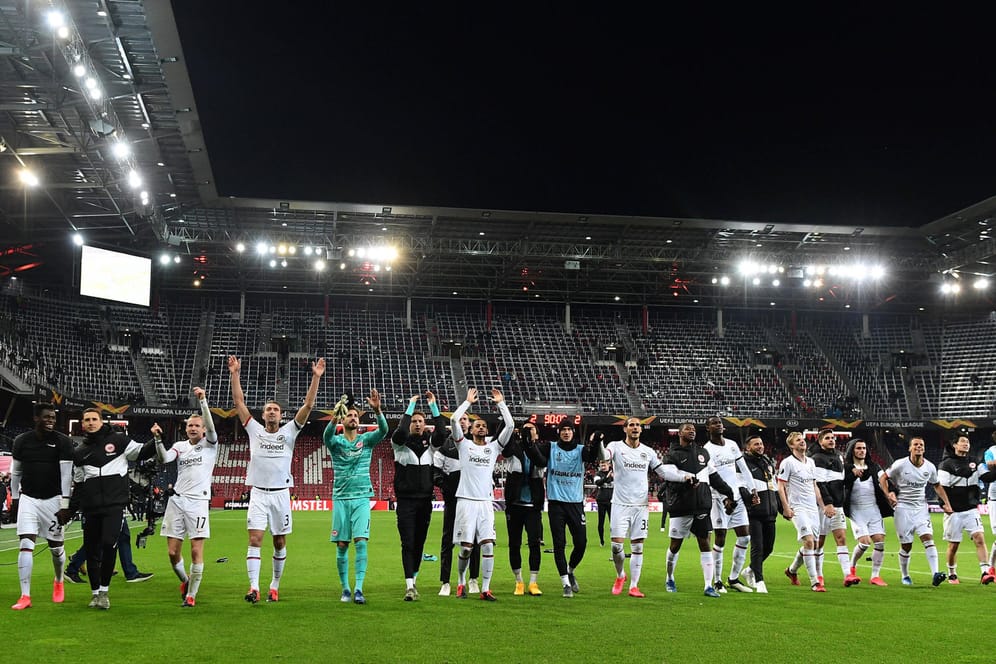 Eintracht-Spieler freuen sich nach dem Sieg gegen RB Leipzig: Das Europa-League-Spiel konnte die SGE für sich entscheiden.