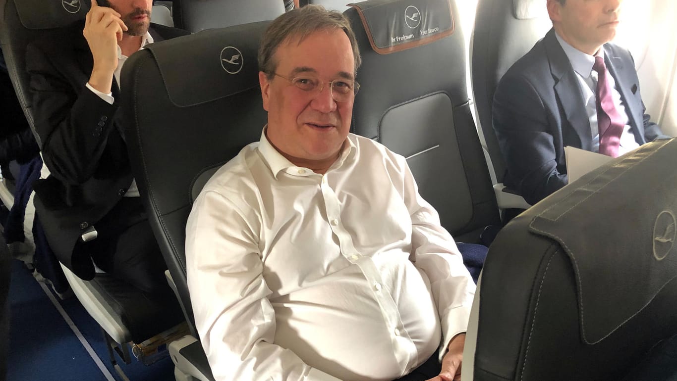 Armin Laschet (CDU) im Flugzeug in Köln: Der Politiker musste, wie alle anderen Fluggäste, eine Stunde im Flieger warten.