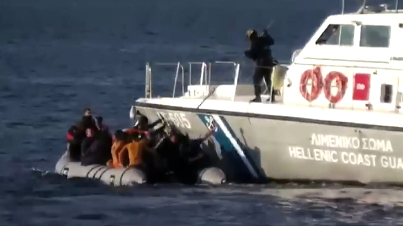Videomaterial, dass die türkische Nachrichtenagentur Anadolu veröffentlicht hat, soll zeigen, wie die griechische Küstenwache gegen ein Flüchtlingsboot vorgeht.