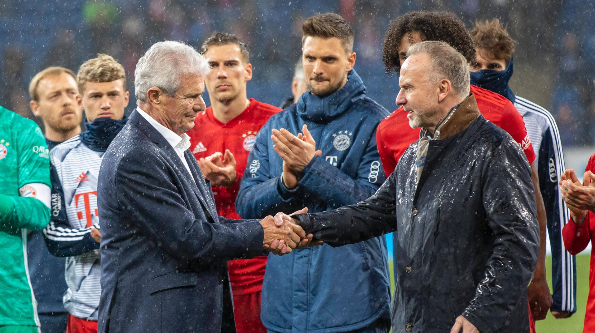 Karl-Heinz Rummenigge (re.): Der Bayern-Boss veranlasst nach der Schmähung von TSG-Mäzen Dietmar Hopp (li.) die Gründung einer Anti-Hass-Kommission.