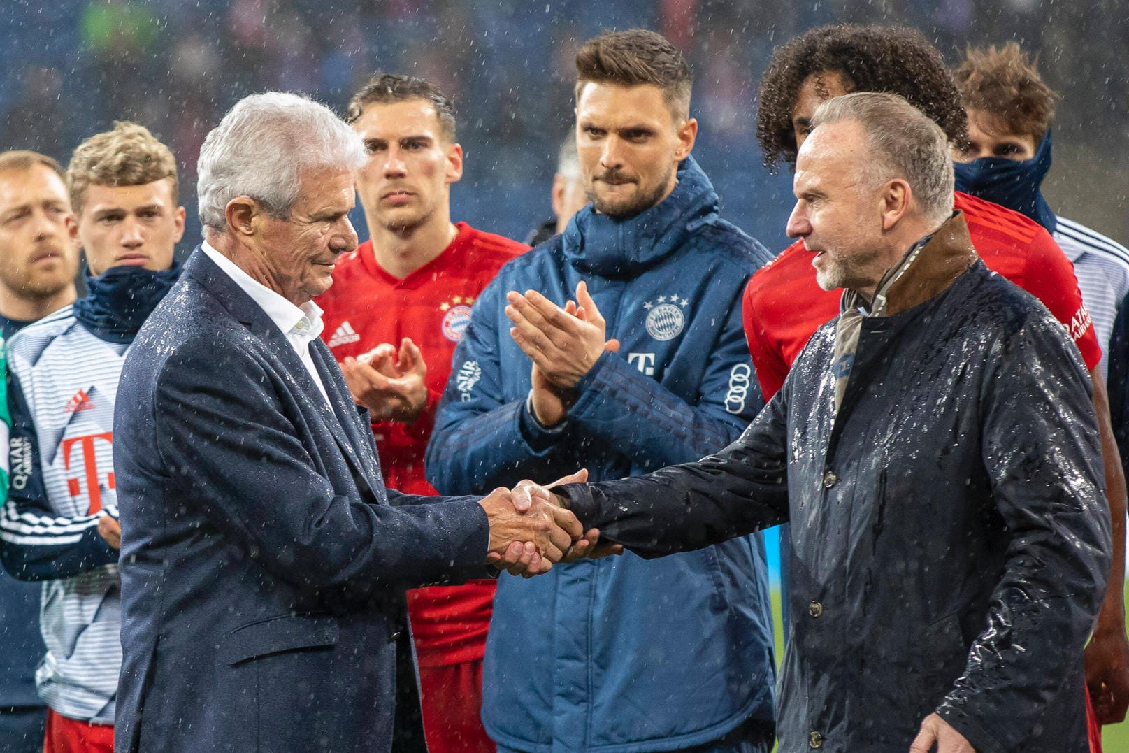 Karl-Heinz Rummenigge (re.): Der Bayern-Boss veranlasst nach der Schmähung von TSG-Mäzen Dietmar Hopp (li.) die Gründung einer Anti-Hass-Kommission.