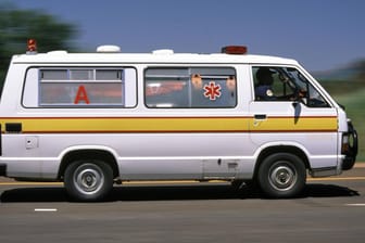 Ein Krankenwagen in Südafrika im Einsatz: Das Unfallfahrzeug war mit hoher Geschwindigkeit von einer unbefestigten Straße abgekommen. (Symbolbild)