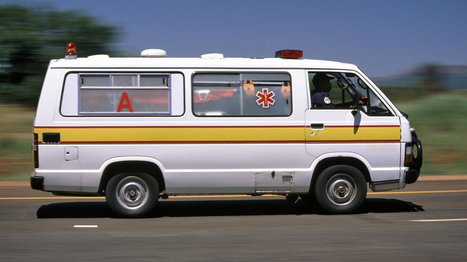 Ein Krankenwagen in Südafrika im Einsatz: Das Unfallfahrzeug war mit hoher Geschwindigkeit von einer unbefestigten Straße abgekommen. (Symbolbild)