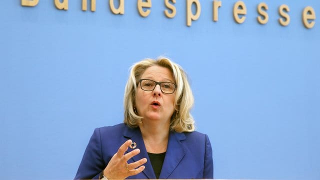 Bundesumweltministerin Schulze schlägt Maßnahmen vor, mit denen sich die Digitalisierung klimafreundlich gestalten lässt. Bundesumweltministerin Schulze schlägt Maßnahmen vor, mit denen sich die Digitalisierung klimafreundlich gestalten lässt.