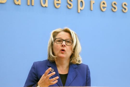 Bundesumweltministerin Schulze schlägt Maßnahmen vor, mit denen sich die Digitalisierung klimafreundlich gestalten lässt.