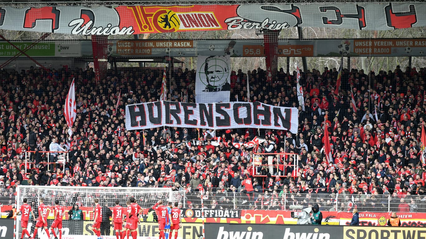 Schmähplakate gegen Dietmar Hopp: Auch die Fans des 1. FC Union Berlin provozierten einen Spielabbruch.
