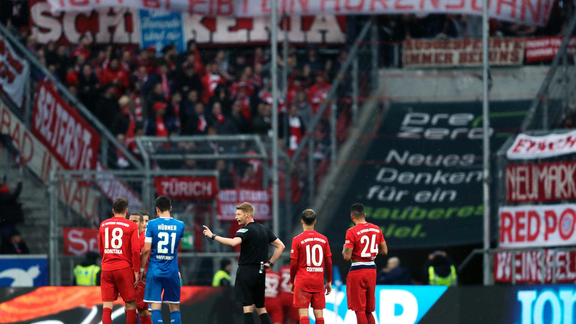 Am Samstag in Sinsheim: Bayern-Spieler und Schiedsrichter Christian Dingert stehen vor der Bayern-Kurve, weil dort auf einem Banner Dietmar Hopp beleidigt wird. Seit der Dorfverein kometenhaft im Profifußball angekommen ist, kämpft Hopp gegen die Schmähungen.