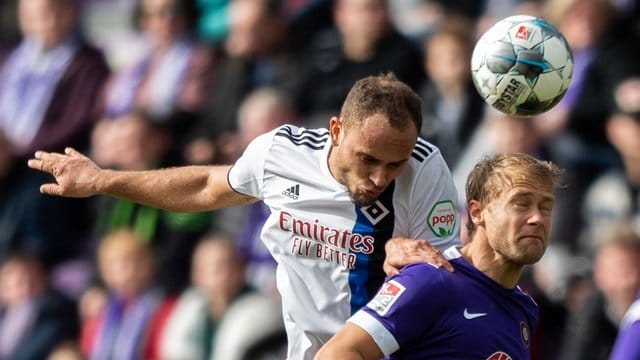 Fällt verletzt für den HSV aus: Ewerton (l) in Aktion gegen Aues Jan Hochscheidt. Fällt verletzt für den HSV aus: Ewerton (l) in Aktion gegen Aues Jan Hochscheidt.