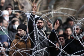 Migranten an der Grenze zwischen Griechenland und der Türkei: Die beiden Länder sind zunehmend mit der Flüchtlingssituation überfordert.