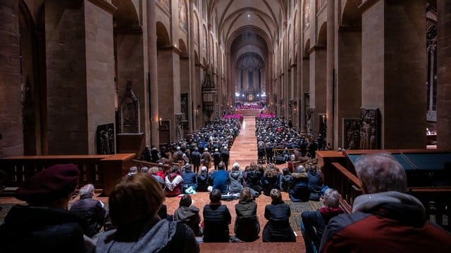 Gläubige sitzen beim Eröffnungsgottesdienst der Vollversammlung der Bischofskonferenz im Dom.