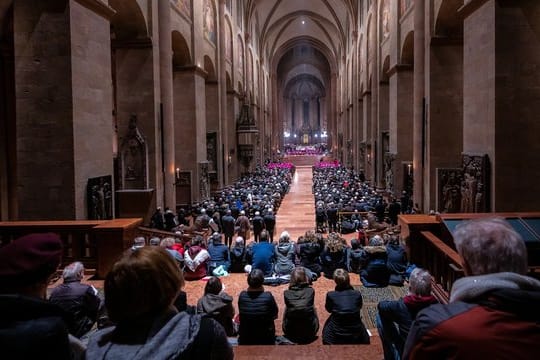 Gläubige sitzen beim Eröffnungsgottesdienst der Vollversammlung der Bischofskonferenz im Dom.
