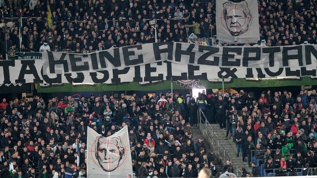 Hannovers Fans zeigen provokante Banner.