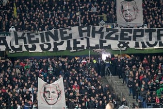 Hannovers Fans zeigen provokante Banner.
