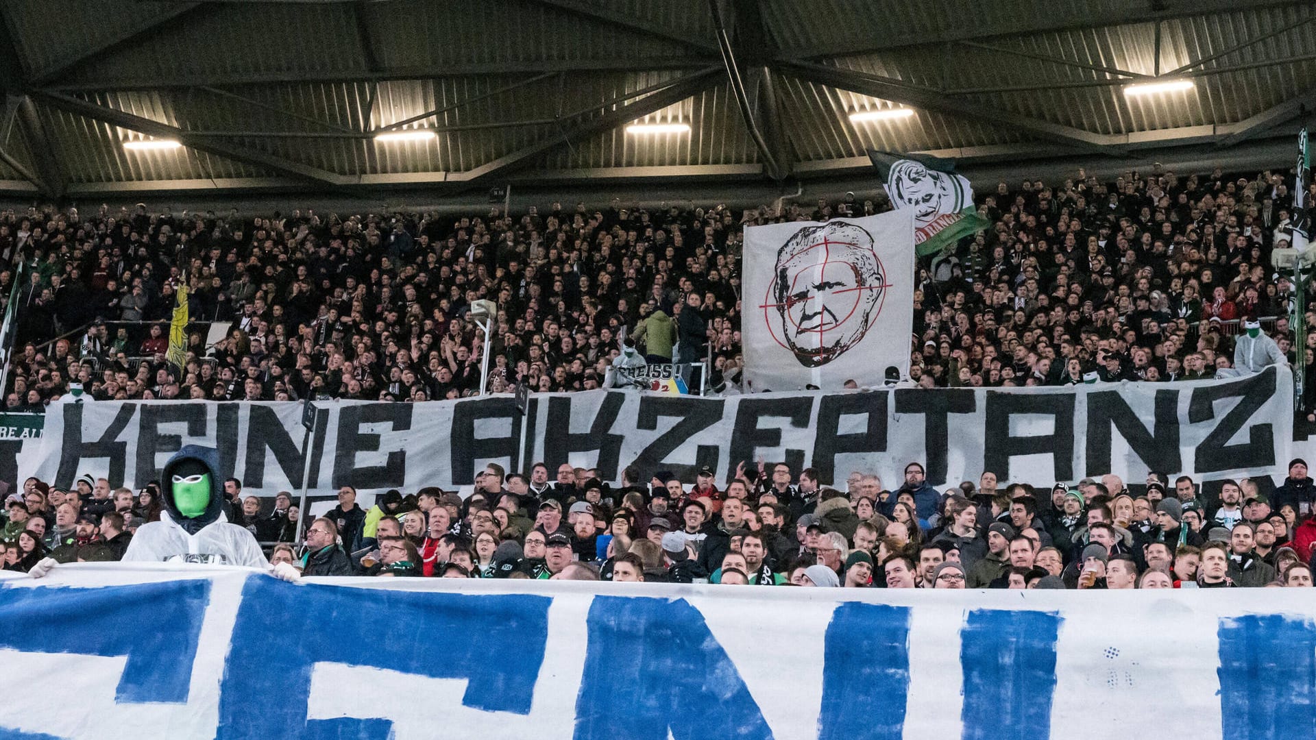 In Hannover: Dietmar Hopp wird auf einem Banner im Fadenkreuz gezeigt.