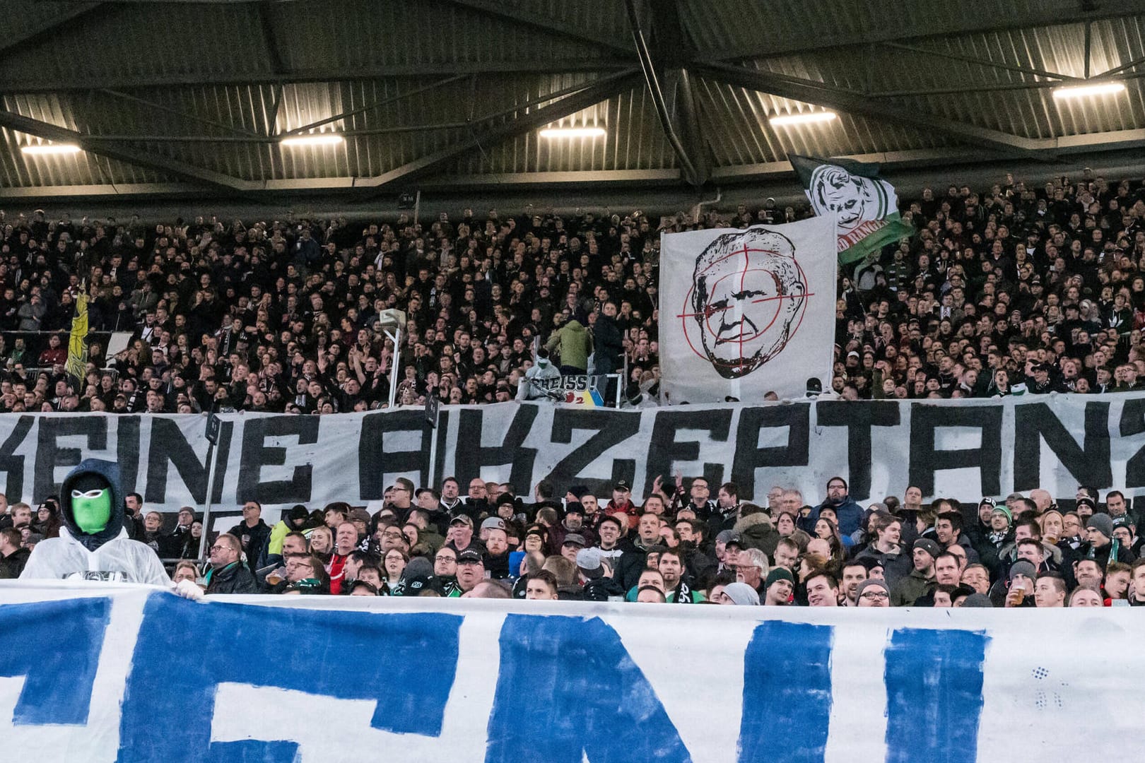 In Hannover: Dietmar Hopp wird auf einem Banner im Fadenkreuz gezeigt.