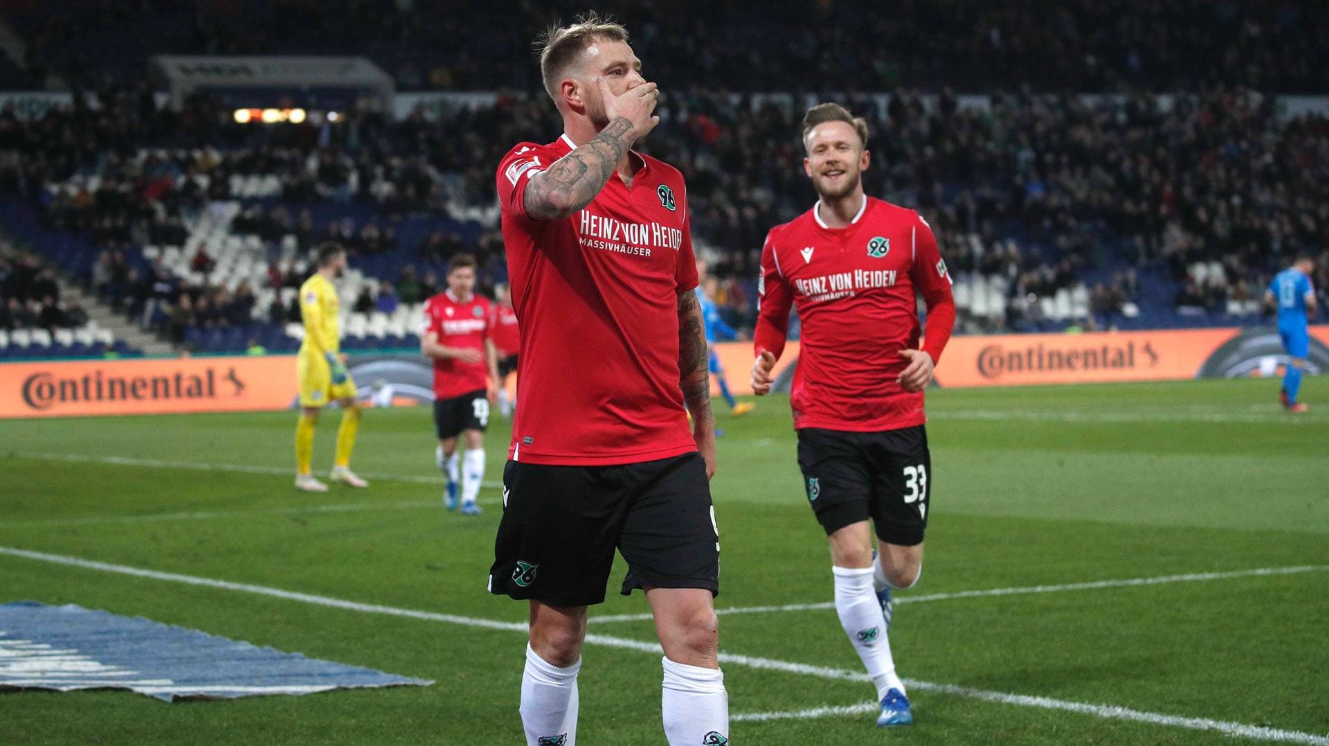 Sein Tor reichte nicht zu einem Sieg gegen Kiel: Hannover-Stürmer John Guidetti. (l.). Sein Tor reichte nicht zu einem Sieg gegen Kiel: Hannover-Stürmer John Guidetti. (l.).