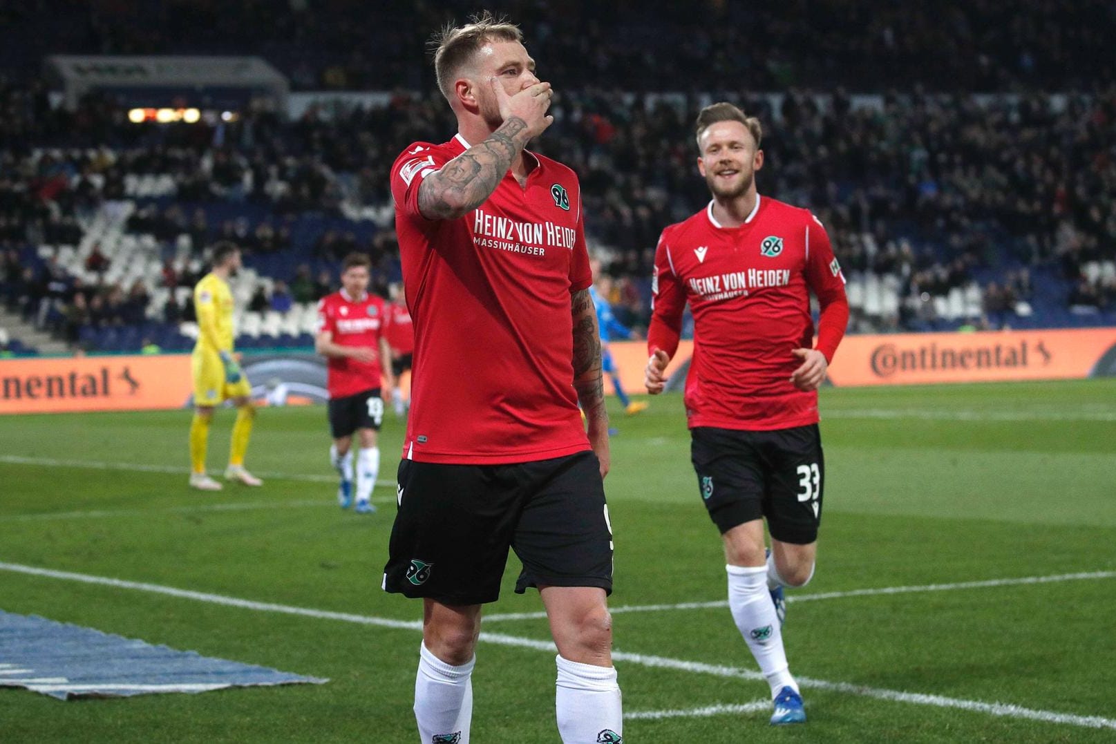 Sein Tor reichte nicht zu einem Sieg gegen Kiel: Hannover-Stürmer John Guidetti. (l.).