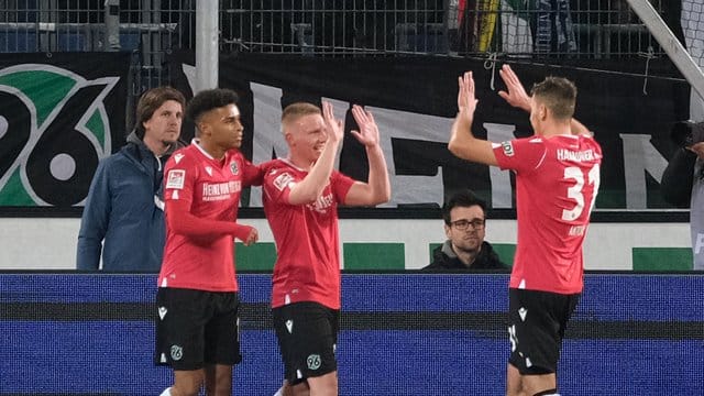 Hannovers Philipp Ochs (M) bejubelt sein Tor zum 2:1 gegen Holstein Kiel mit Linton Maina und Waldemar Anton (r). Hannovers Philipp Ochs (M) bejubelt sein Tor zum 2:1 gegen Holstein Kiel mit Linton Maina und Waldemar Anton (r).