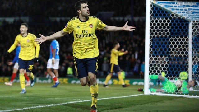 Sokratis Papastathopoulos feiert seinen Treffer für den FC Arsenal.