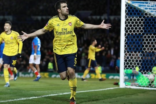 Sokratis Papastathopoulos feiert seinen Treffer für den FC Arsenal.