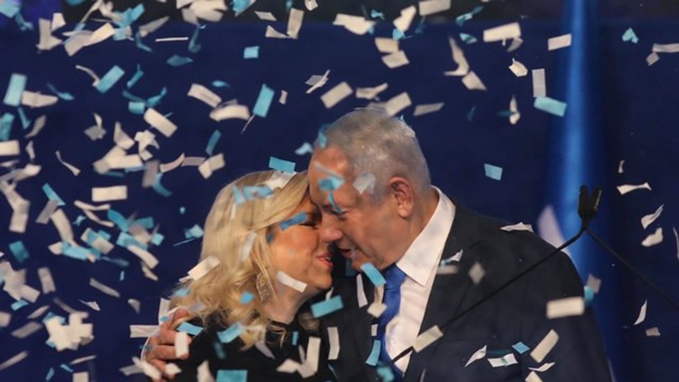 Benjamin Netanjahu umarmt seine Frau Sara.
