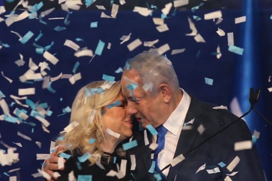 Benjamin Netanjahu umarmt seine Frau Sara.