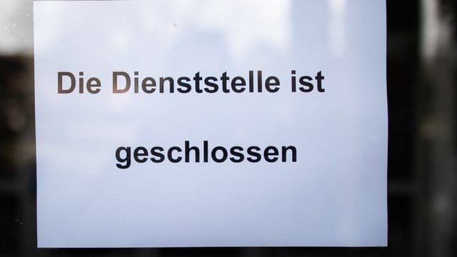 Die Verbreitung des neuartigen Coronavirus hat Auswirkungen auf Betriebe: Bleibt ein Unternehmen geschlossen, bekommen Beschäftigte aber weiter ihr Gehalt.