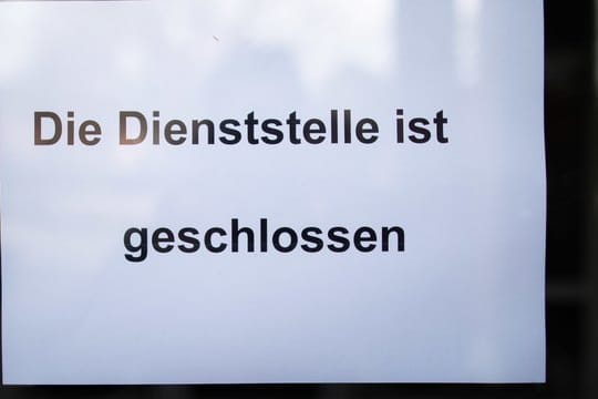 Die Verbreitung des neuartigen Coronavirus hat Auswirkungen auf Betriebe: Bleibt ein Unternehmen geschlossen, bekommen Beschäftigte aber weiter ihr Gehalt.