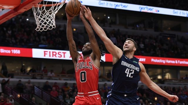 Coby White (l) von den Chicago Bulls setzt sich gegen Maximilian Kleber von den Dallas Mavericks durch.