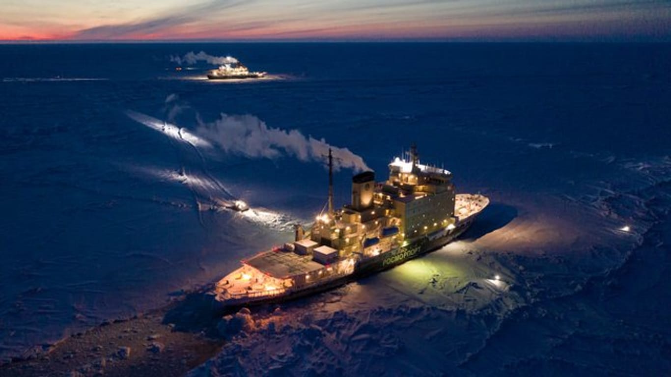 Zwei Wochen später als geplant ist das Versorgungsschiff "Kapitan Dranitsyn" (im Vordergrund) zum Forschungsschiff "Polarstern" (im Hintergrund) vorgedrungen.