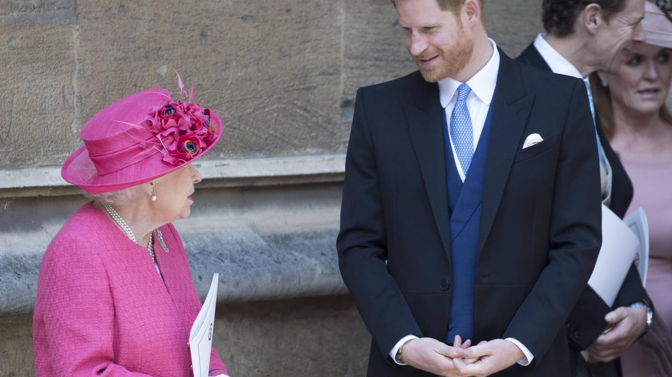 Queen Elizabeth II. und ihr Enkelsohn Prinz Harry: Die beiden führten ein Friedensgespräch.