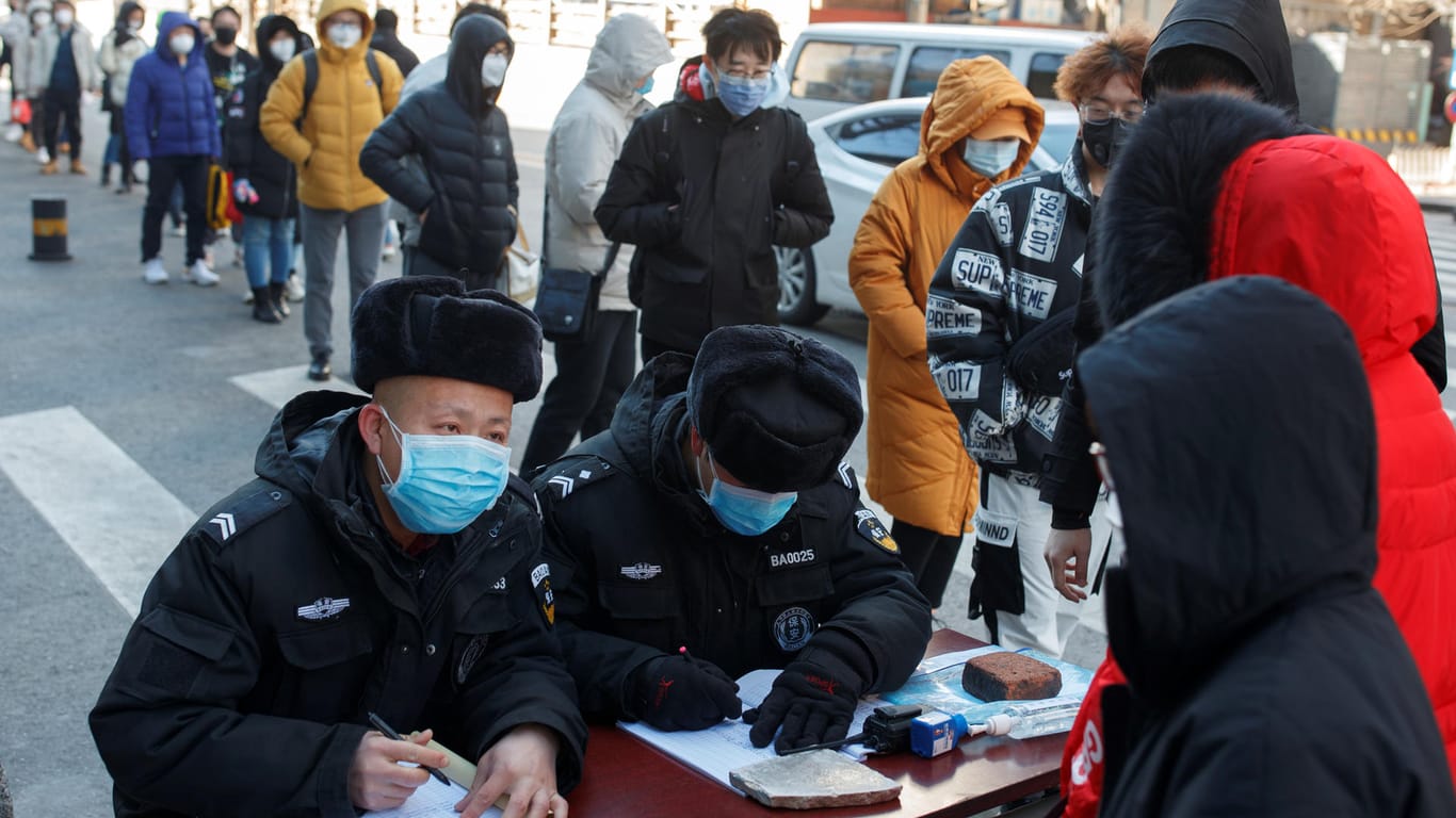 Menschen in Peking müssen sich vor ihrem Büro registrieren: In China sollen Infizierte, die keine Symptome zeigen, nicht mehr als Coronafall aufgeführt worden sein.