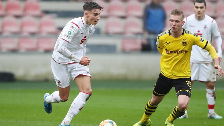 Tim Lemperle im Zweikampf mit BVBs Felix Schlüsselburg: Der U19-Spieler schoss das 1:0 gegen den Wuppertaler SV.