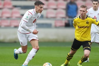 Tim Lemperle im Zweikampf mit BVBs Felix Schlüsselburg: Der U19-Spieler schoss das 1:0 gegen den Wuppertaler SV.