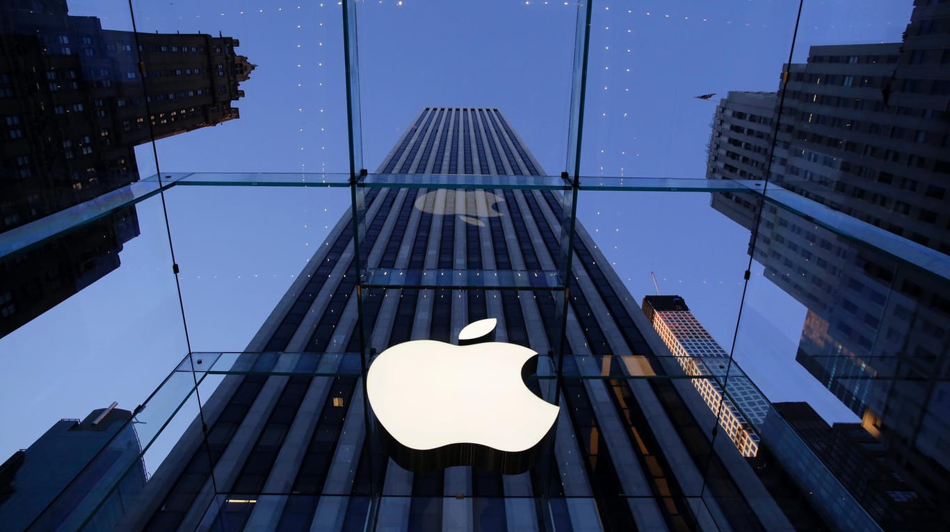 Das Logo von Apple hängt an einem Laden des Elektronikkonzerns: Apple will den jahrelangen US-Gerichtsstreit um gedrosselte iPhones mit der Zahlung von bis zu einer halben Milliarde Dollar beenden.