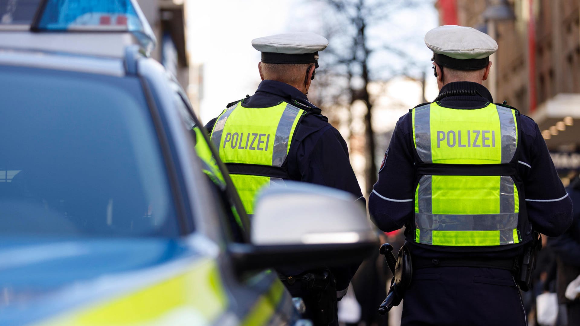 Polizisten stehen an einem Streifenwagen (Symbolfoto): Derzeit lägen jedoch keine Erkenntnisse zu geplanten Anschlägen vor, sagte die Sprecherin. Polizisten stehen an einem Streifenwagen (Symbolfoto): Derzeit lägen jedoch keine Erkenntnisse zu geplanten Anschlägen vor, sagte die Sprecherin.