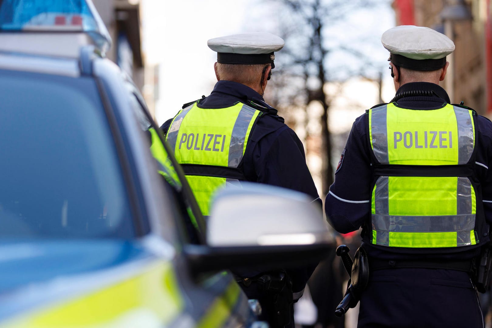 Polizisten stehen an einem Streifenwagen (Symbolfoto): Derzeit lägen jedoch keine Erkenntnisse zu geplanten Anschlägen vor, sagte die Sprecherin.