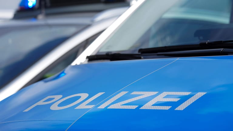 Ein Streifenwagen in NRW: Die Polizei äußerte sich zunächst nicht zu den Hintergründen der Einsätze.