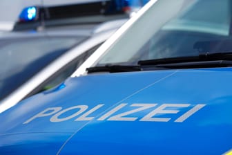 Ein Streifenwagen in NRW (Symbolbild): Die Polizei hatte mit einem Foto nach dem Mädchen gesucht.