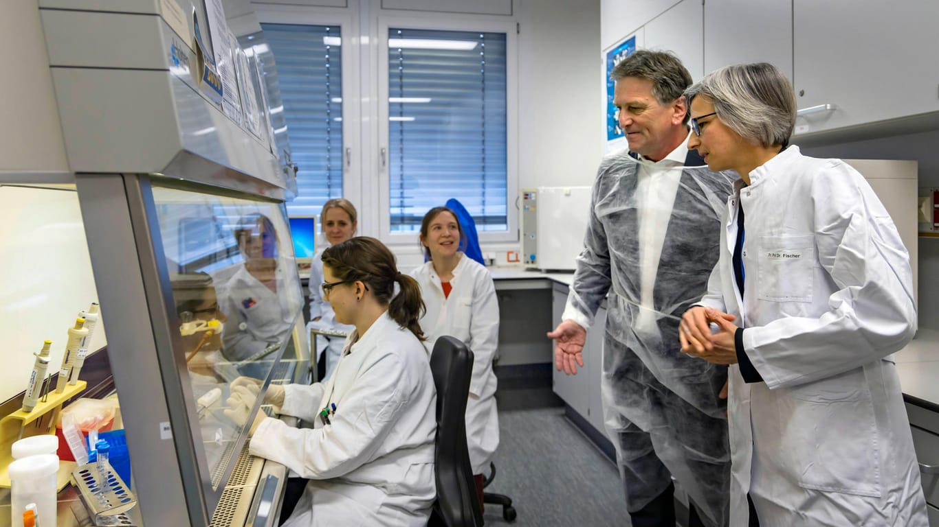 Coronavirus-Diagnostik im Labor: Der baden-württembergische Landtagsabgeordnete Manfred Lucha machte sich selbst ein Bild, wie sie Untersuchung auf das Virus funktioniert. (Symbolbild)