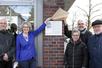 Achim Krüger (städtische Gebäudewirtschaft), Petra Kroll (Ev. Stiftung Volmarstein), Ina Hanemann (Denkmalbehörde), Jens Bergmann (Heimatbund) und Bezirksbürgermeister Dietmar Thieser enthüllen die Infotafel am Alten Stadtbad Haspe.